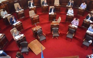 Escándalo en el Concejo Deliberante platense por detención de militante en Villa Elisa