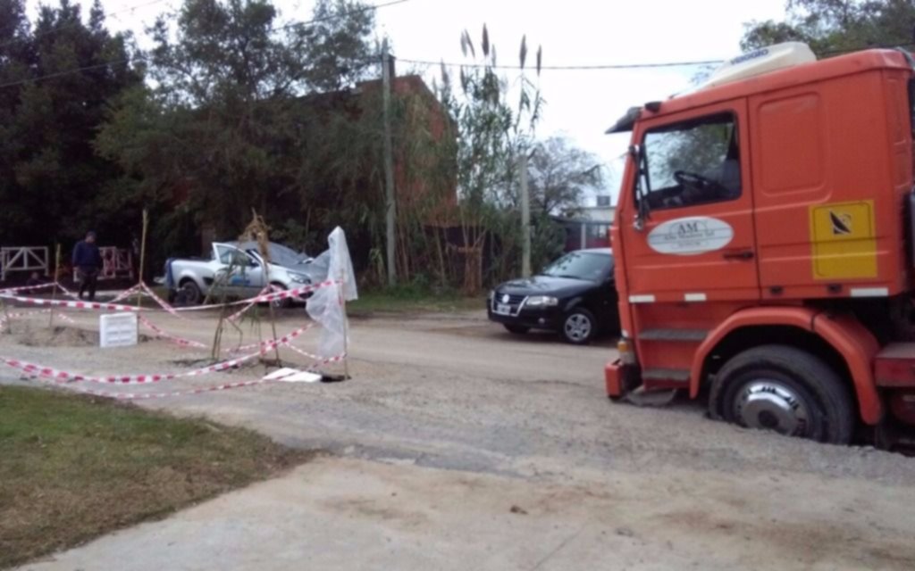 La calle se “comió” a un camión en 530 entre 131 y 132