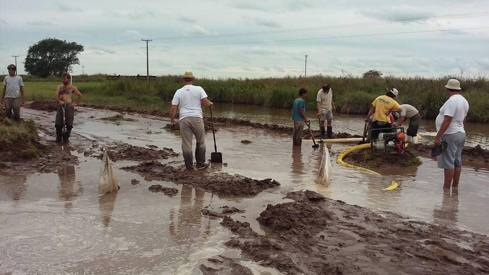 Para ir a la escuela, en un pueblo de Villegas hacen camino al andar