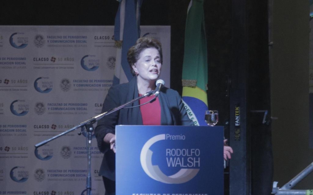En La Plata, Dilma recibió un premio y cuestionó a Macri
