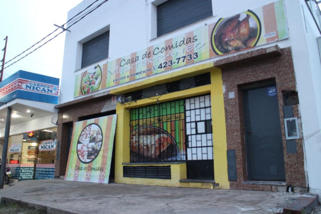 Cenaron empanadas, flan de postre y robaron todo