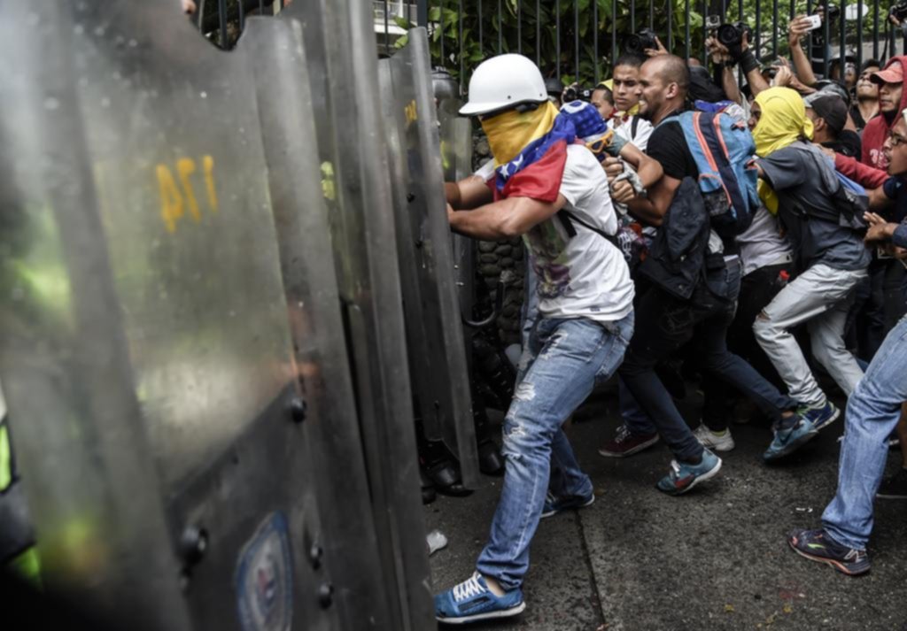 Las armas y la fuerza, el salvavidas de Maduro