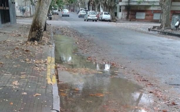Pérdidas de agua afectan a vecinos del centro y de Los Hornos 