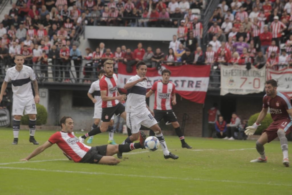 Entre la cautela de Alfaro y la impotencia dentro de la cancha
