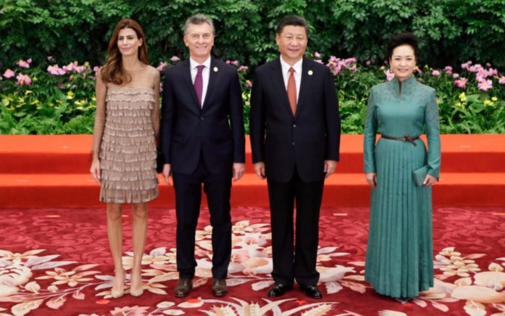 Los looks de Juliana Awada y Peng Liyuan