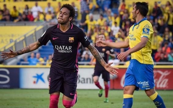 Barcelona y el Madrid golearon y siguen peleando