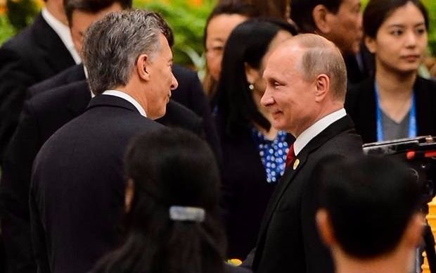 Macri se saludó con Vladimir Putin durante una gala en Pekín