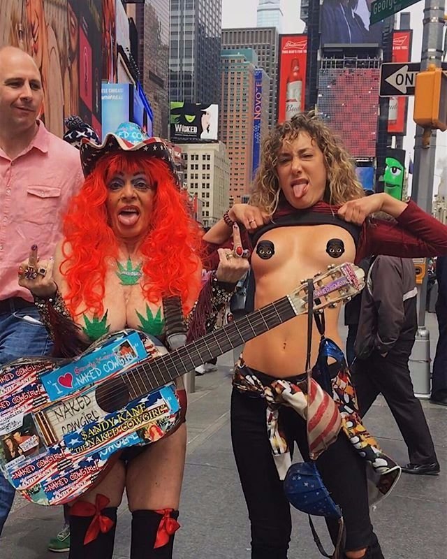 El topless de Anita Pauls en el Times Square de Nueva York