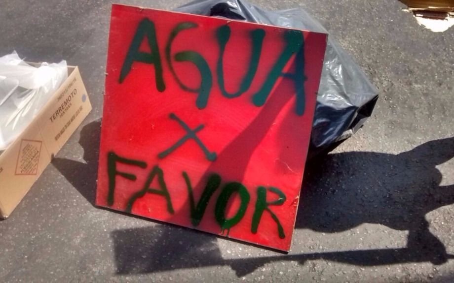 Desesperación en Los Hornos por un corte de agua que ya lleva cinco días