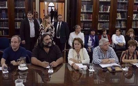 Con las negociaciones trabadas, depositan el adelanto a los docentes