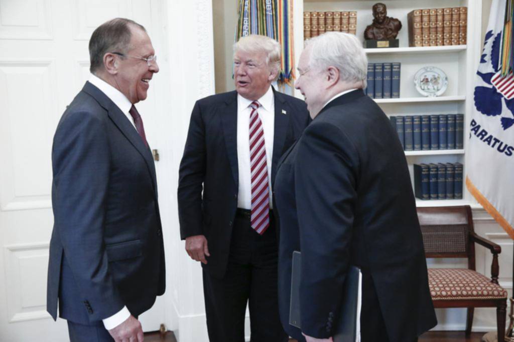 Acusan a Trump de revelar datos secretos a los rusos