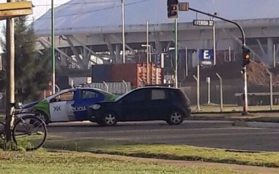 Tránsito complicado en 32 y 25 tras choque entre patrullero y auto particular