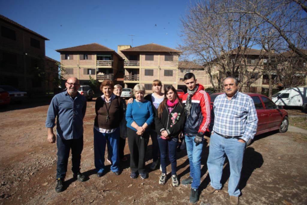 Un barrio de Hernández tiene 500 familias en jaque por falta de agua