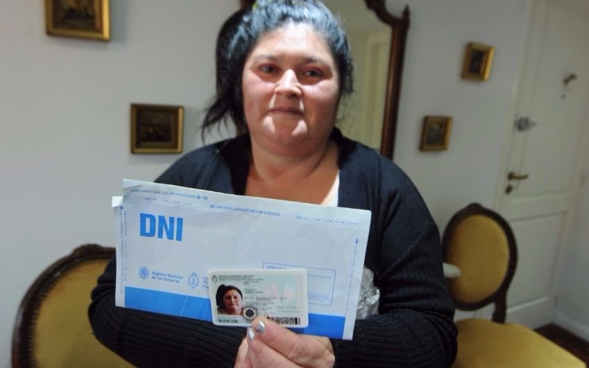 Una mujer recibe su DNI tras 34 años de espera
