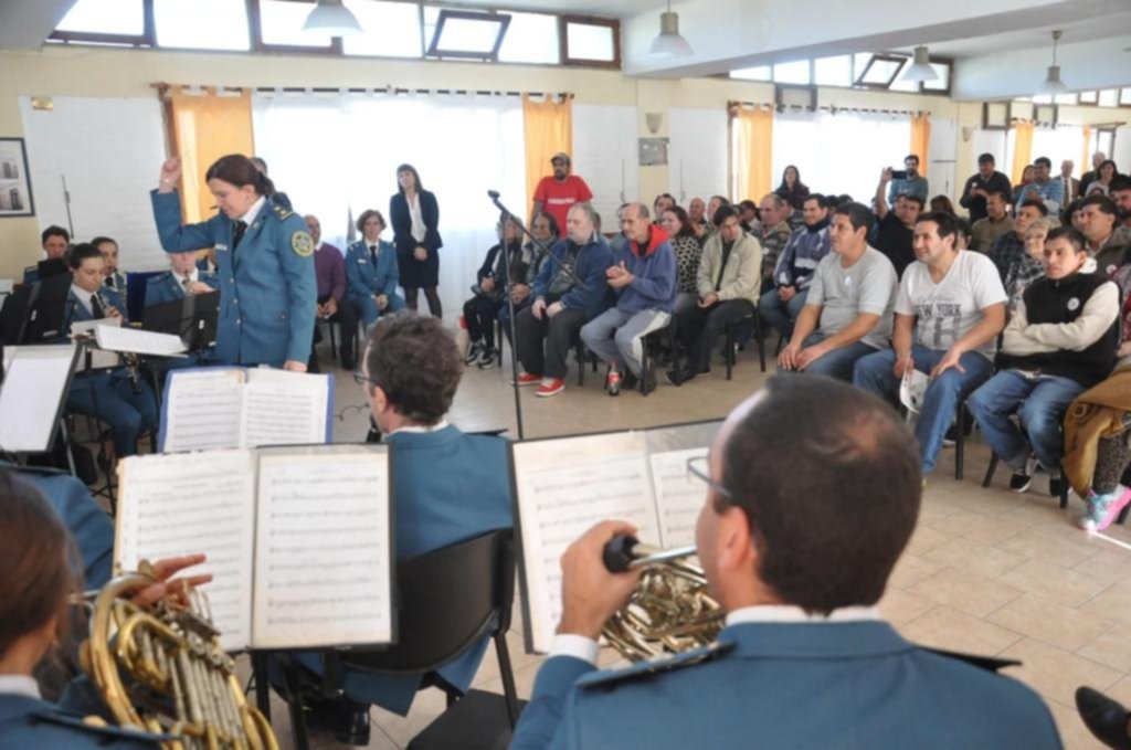 Una banda con 40 músicos en escena en un emotivo concierto por la integración