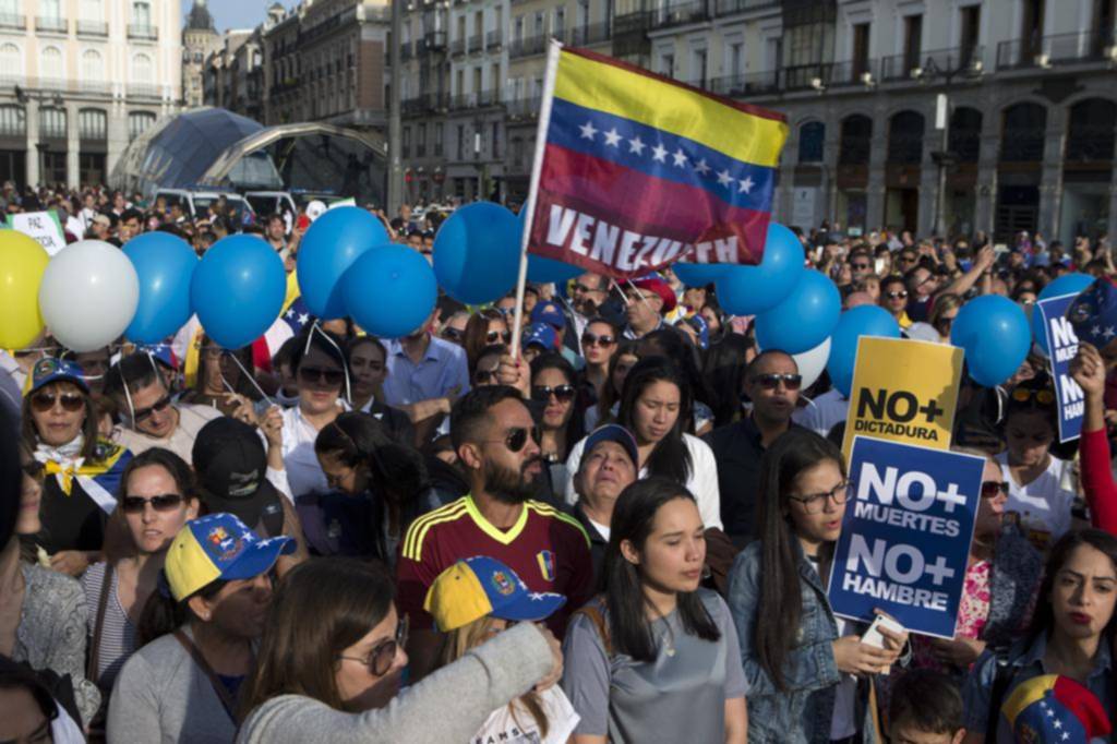 Maduro militariza parte de Venezuela tras nuevas muertes
