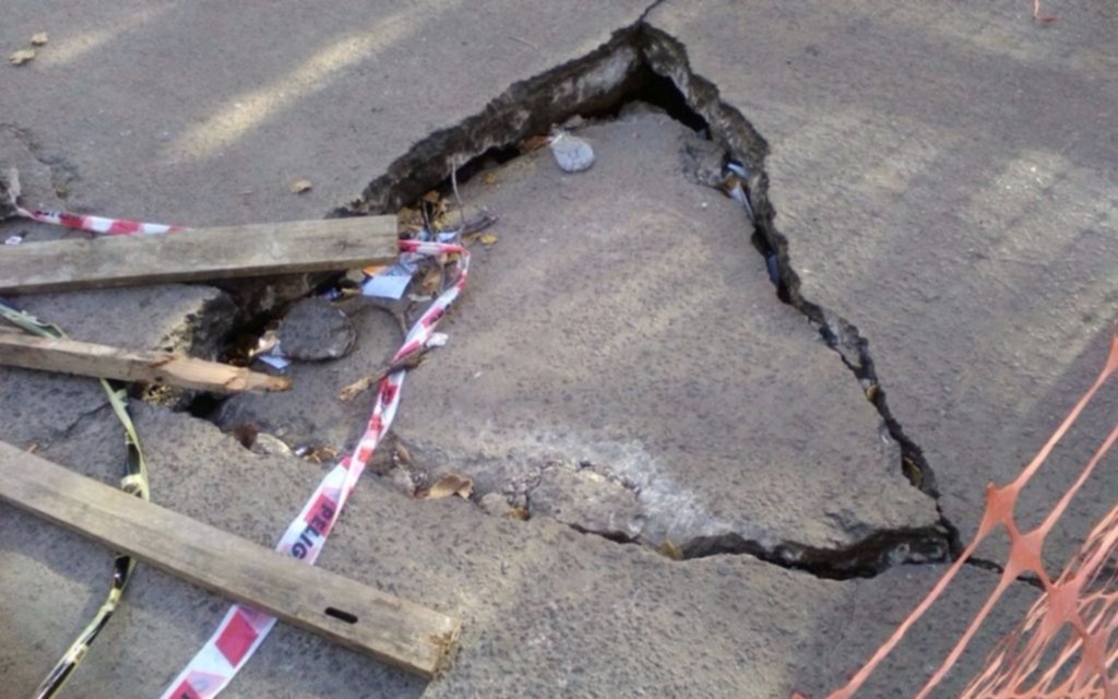 Queja por rotura del pavimento en 7, 47 y 48