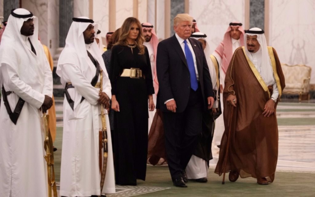Trump llegó a Arabia Saudita en su primera gira internacional