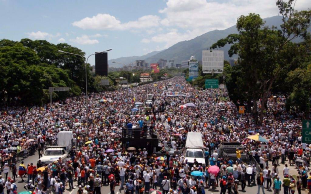 Masiva movilización en Caracas contra el gobierno chavista