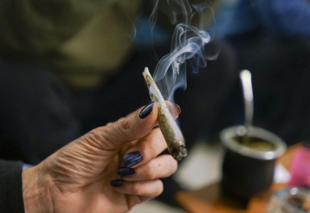 Consumir marihuana, una “recreación” prohibida que está cada vez más naturalizada