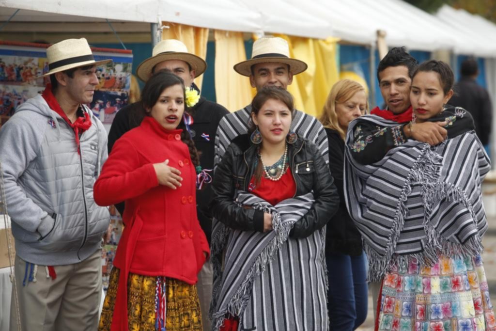 La comunidad paraguaya le puso color a su primer festival en la plaza Malvinas