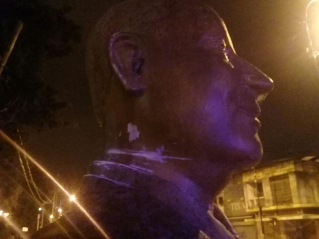 Un adolescente intentó “degollar” una estatua de Perón en Berisso