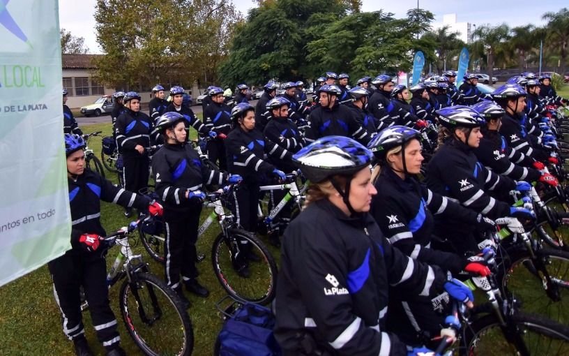 Presentaron 60 bicipolicías para custodiar las escuelas de la Ciudad