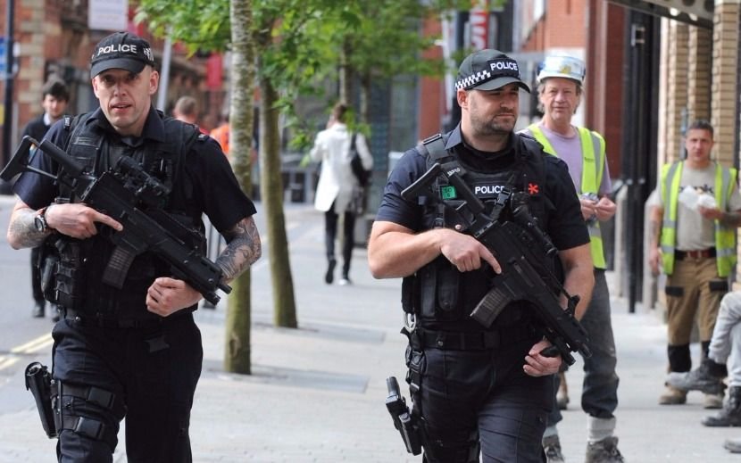 Manchester, convulsionada por el atentado "más atroz" en su historia