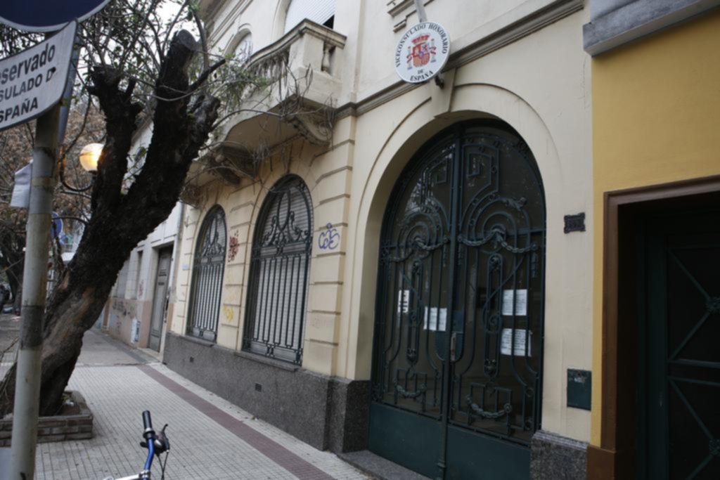 Un paro podría retrasar miles de trámites del Consulado español