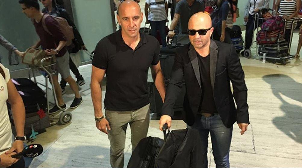 Llegó Sampaoli, pero sigue atento a lo que pasa en Sevilla