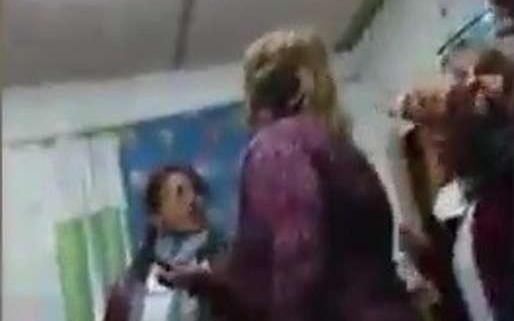 Dictan restricción a madre que golpeó a una maestra