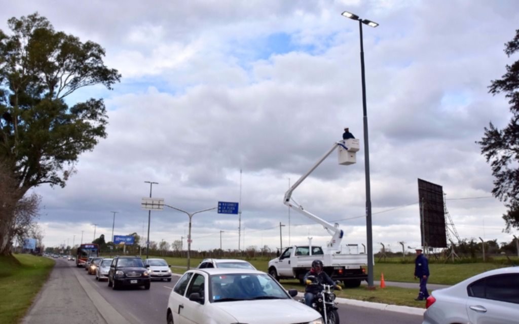 Avanzan las obras y nuevas luminarias LED en el Camino Centenario