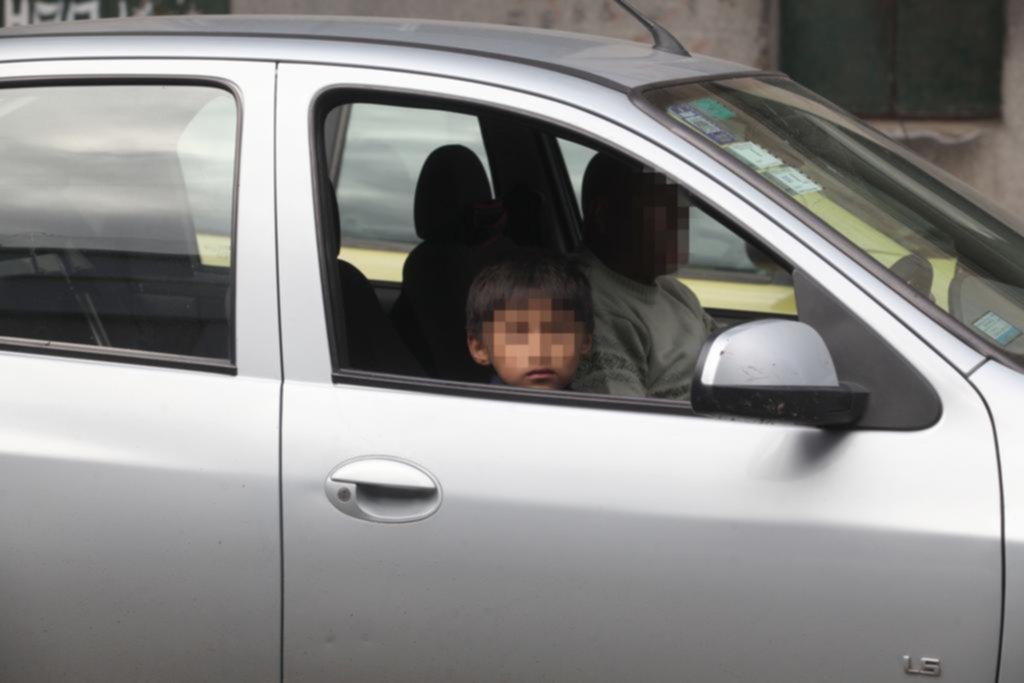 Crece el riesgo vial por los chicos que viajan en asientos delanteros