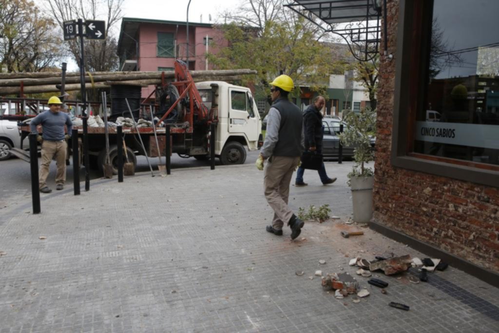 Un camión tiró cables y dejó sin luz a la zona de 19 y 55