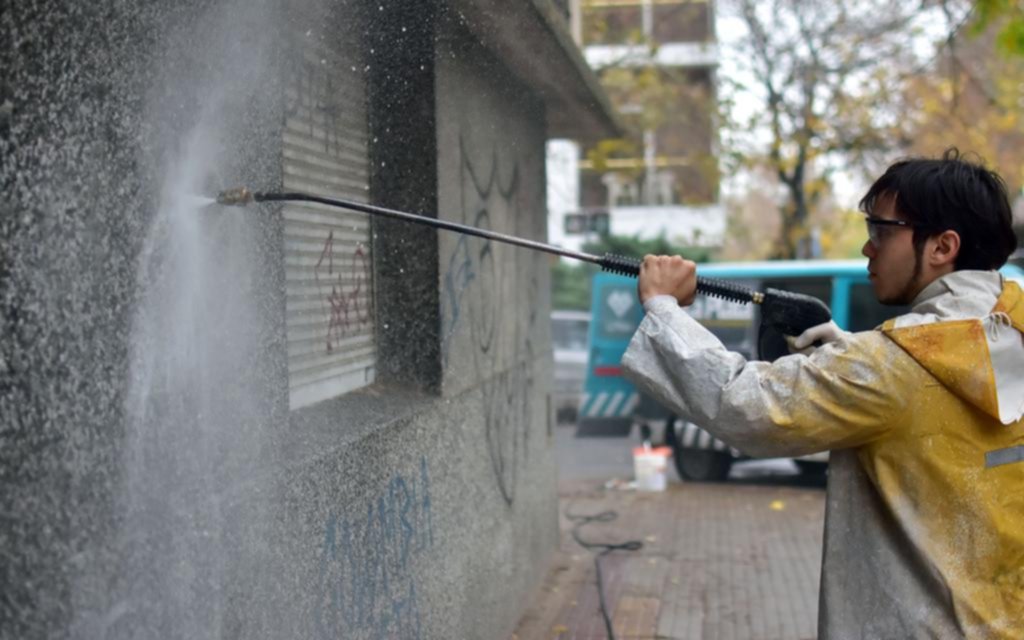 Salen a lavar los frentes dañados por grafitis