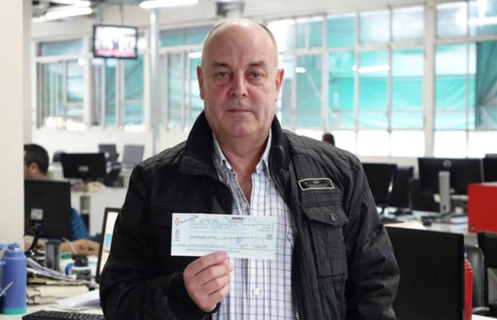 El cheque por los $30.000 se fue para Berisso