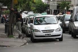 A un taxista se le rompió el auto en El Mercadito y lo asaltaron tres ladrones