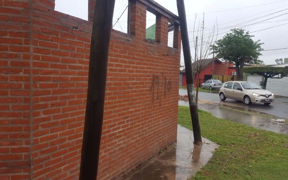 Reclaman por dos postes de luz caídos