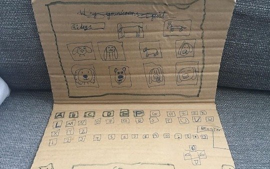 Tiene 7 años, quería una computadora y se "fabricó" una de cartón