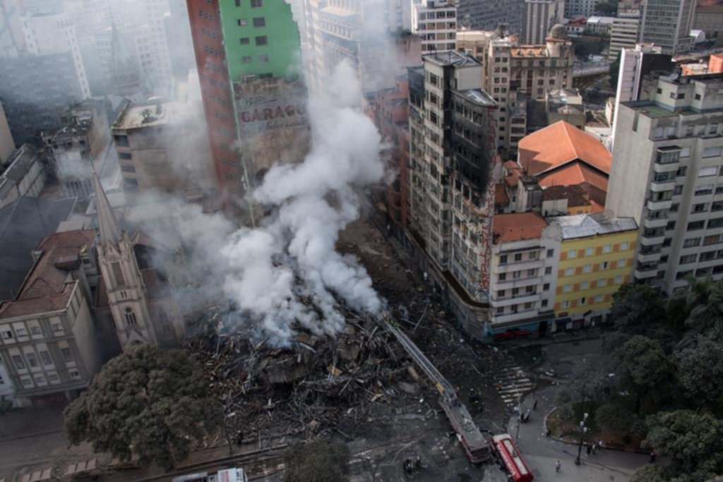 Un edificio se derrumbó en San Pablo tras incendiarse, y dejó una víctima fatal