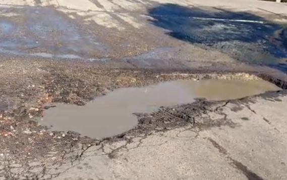 Más que pozos hay “cráteres” dicen los vecinos de 65 y 144
