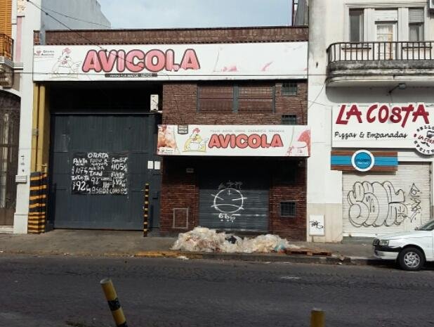 Bolsas acumuladas copan la vereda de calle 5 y 62