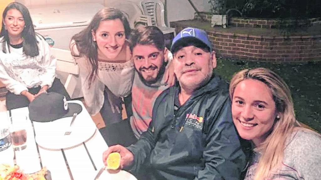 Maradona se repone del papelón, con su familia