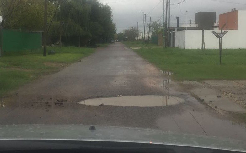 Un bache le gana metros al asfalto  en 135 y 482