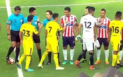 Ooosooo: Tevez le negó el saludo a Teo en la previa del choque con Junior