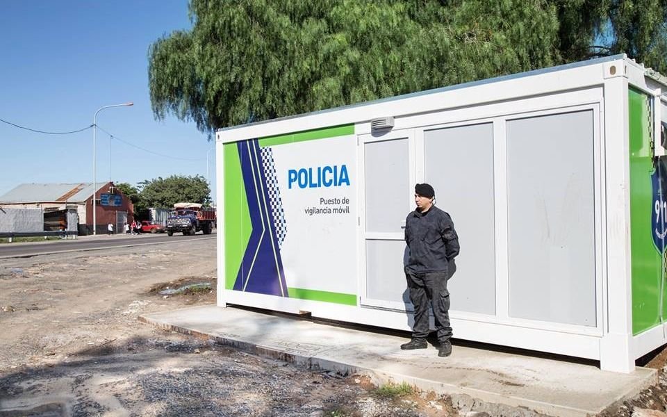 Delincuente y policía en tiroteo dentro de un destacamento policial 