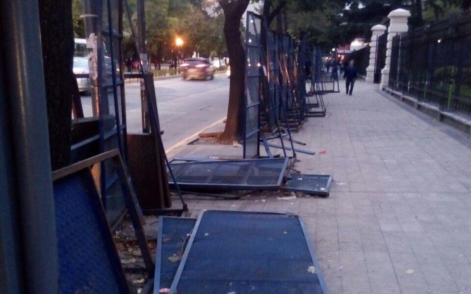 Hartazgo por los vallados que copan una vereda céntrica