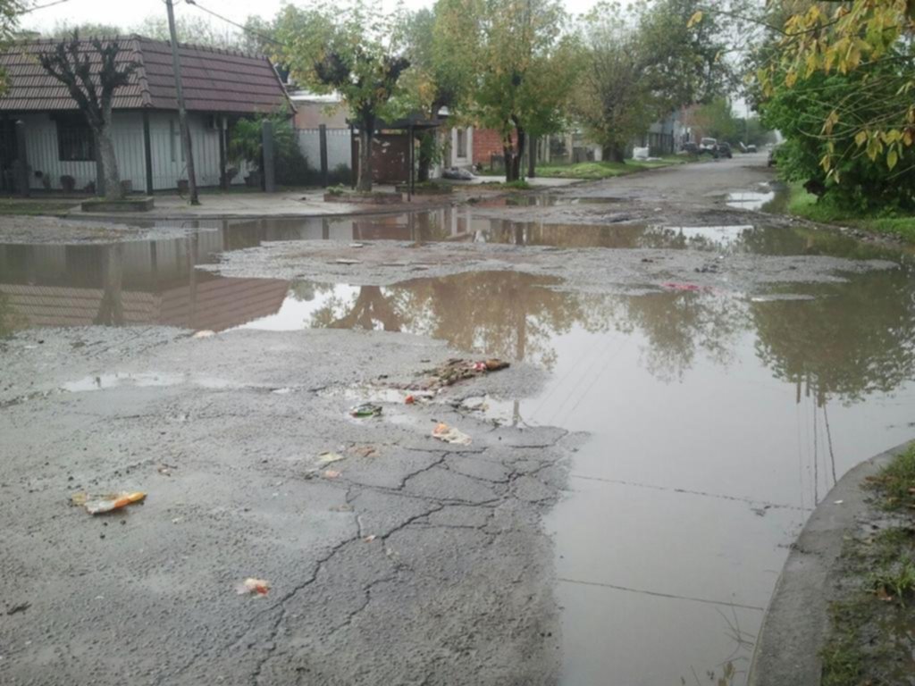 En 27 y 80 micros cambian recorridos por las calles rotas