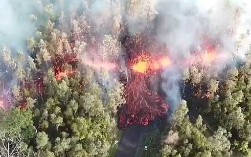 En Hawaii hizo erupción un volcán y la lava avanzaba hacia las casas