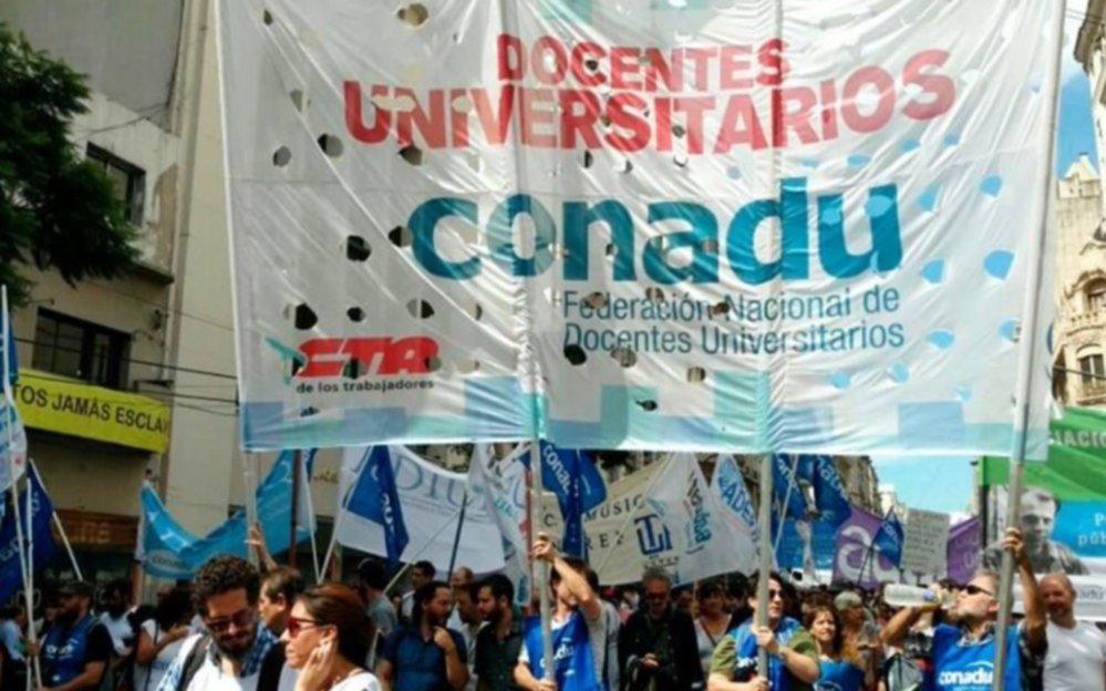 Docentes universitarios pararán jueves y viernes por un 25% de aumento